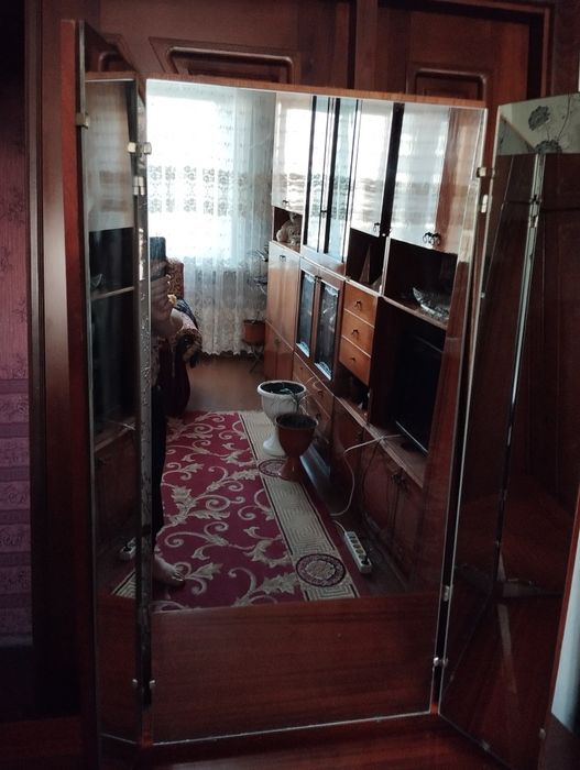Продам трюмо в спальню,торг.Самовивіз.