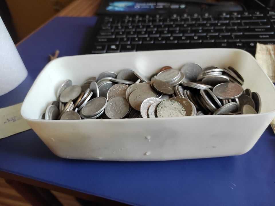 Kilkaset monet stare monety pieniądze