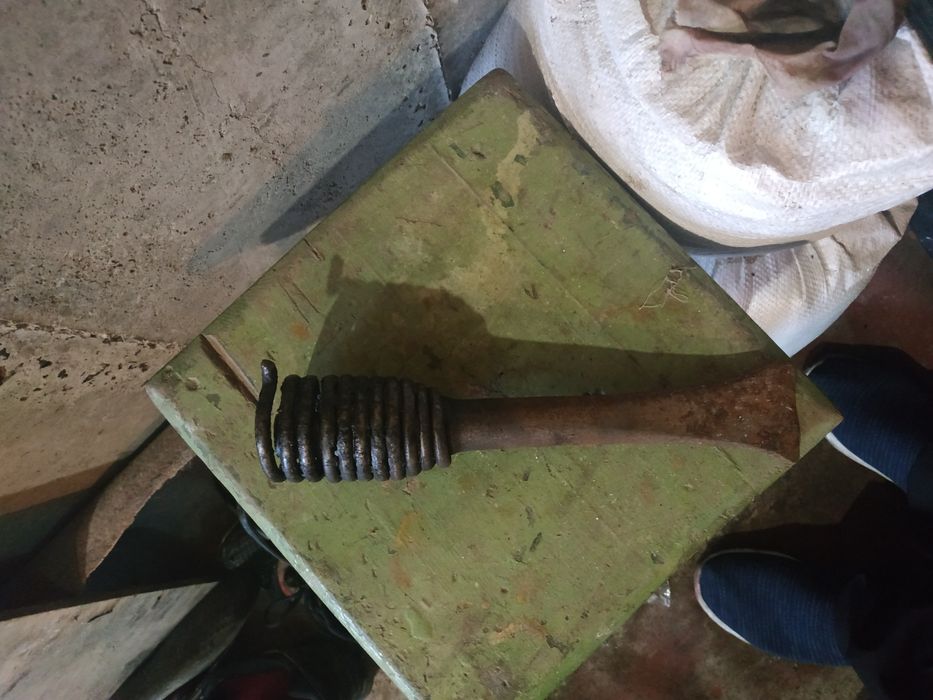 Зубило с пружиной б/у к отбойному молотку