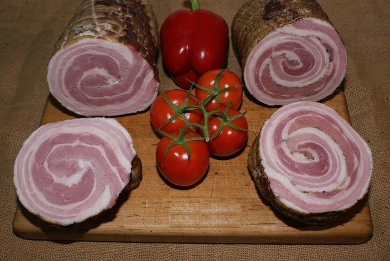 Swojskie wyroby ze świniobicia Kiełbasa szynka