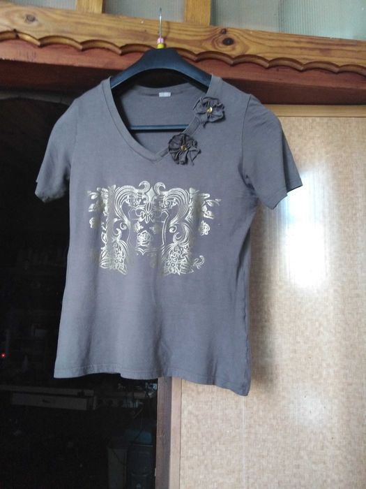 Bluzka z pięknym  dekoracyjnym przodem krótki rękaw  r M-.L