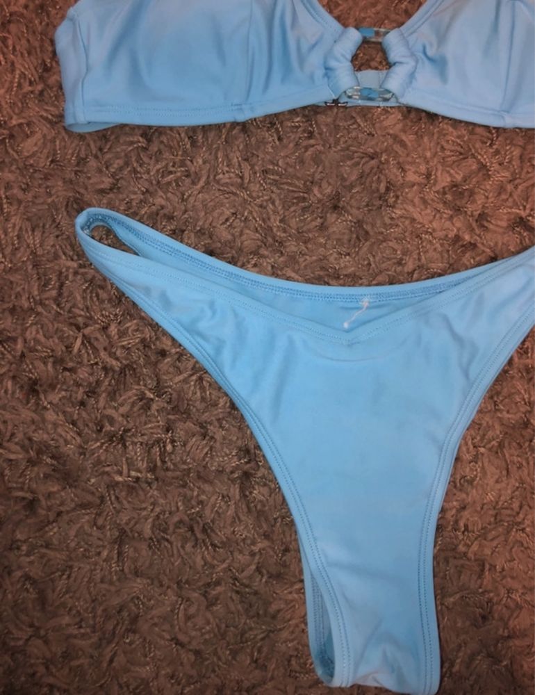 Bikini azul com detalhe no peito