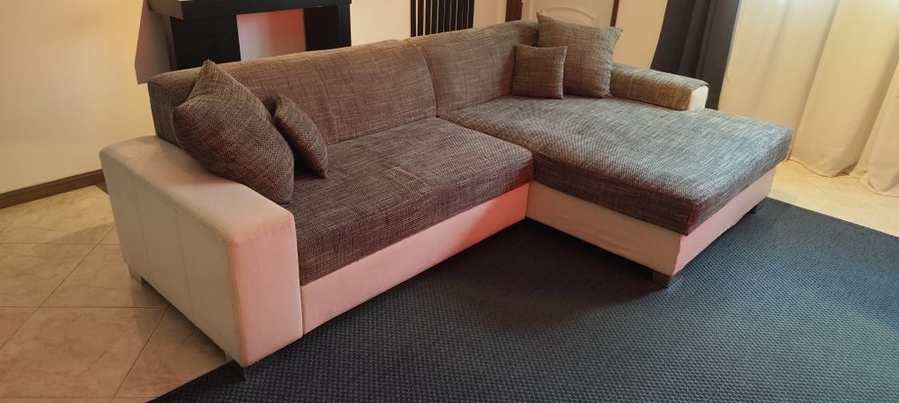 Sofá cama chaise-longue com arrumos.