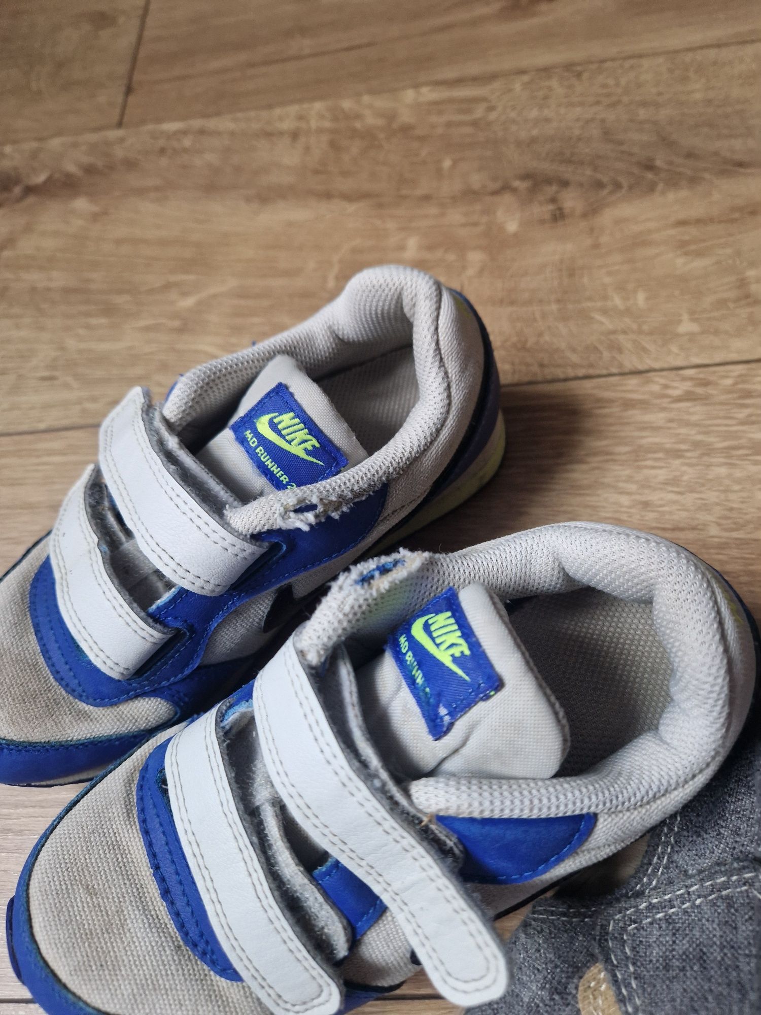 Buty dla chłopca Nike 29.5 i slippersfamily 29