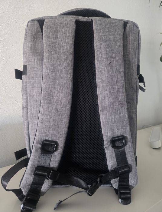 Mochila de viagem cinzenta