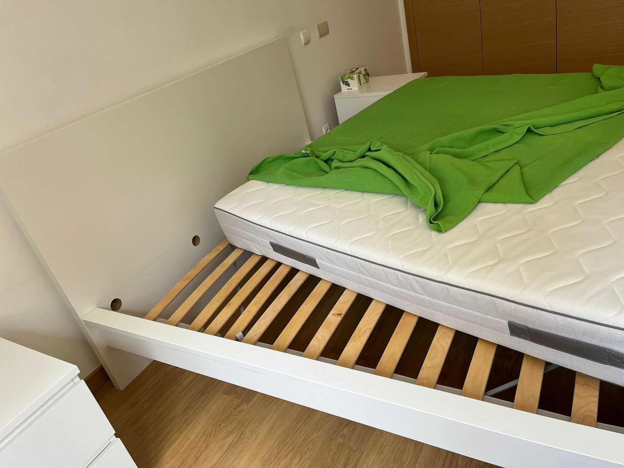 Cama, colchão e mesa de cabeceira, valores separados