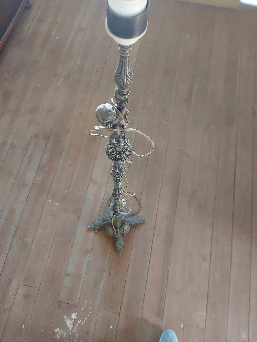 Castiçal antigo com lâmpada