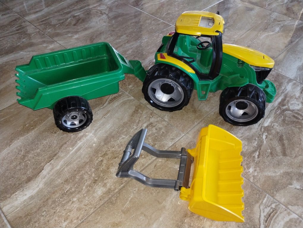 Lena, Ciągnik GIGA TRUCKS z łyżką i przyczepą