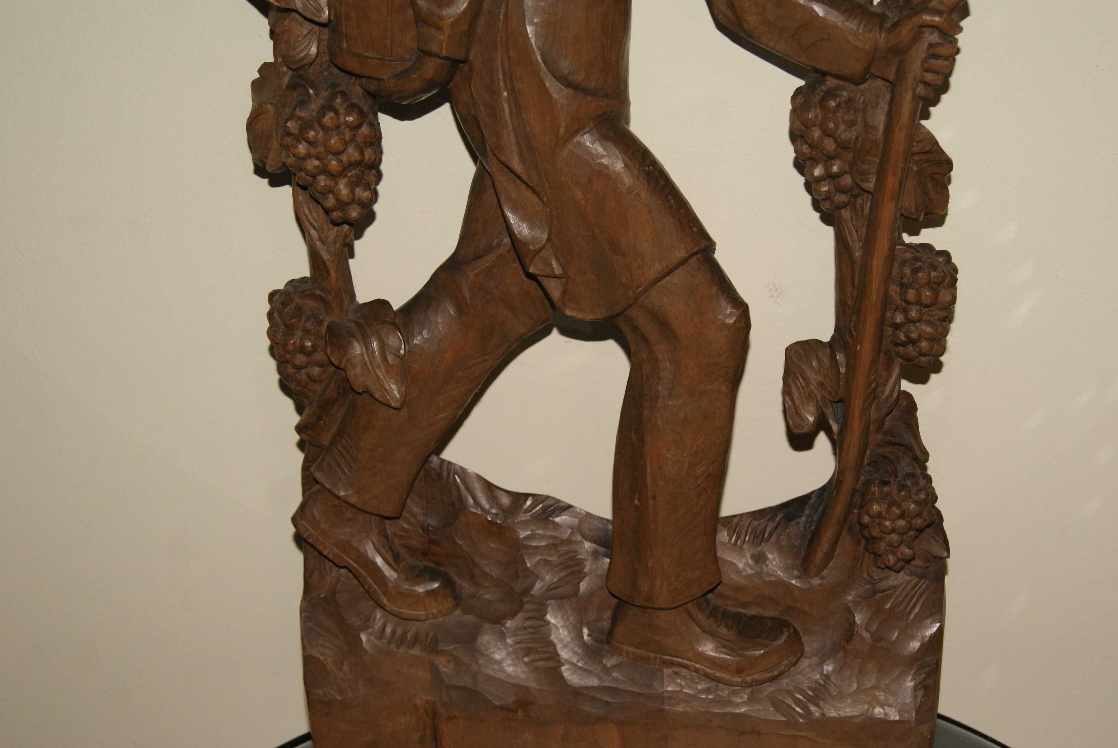 Płaskorzeźba mężczyzna z koszem winogron drewno