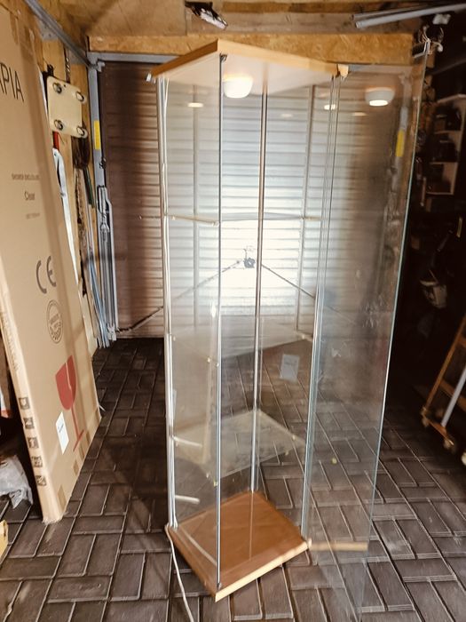 Szklany regał, witryna, gablota