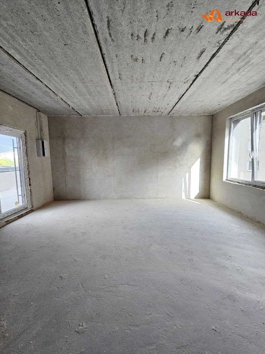 Унікальне комерційне приміщення з терасою  ,вигляд на міське озеро