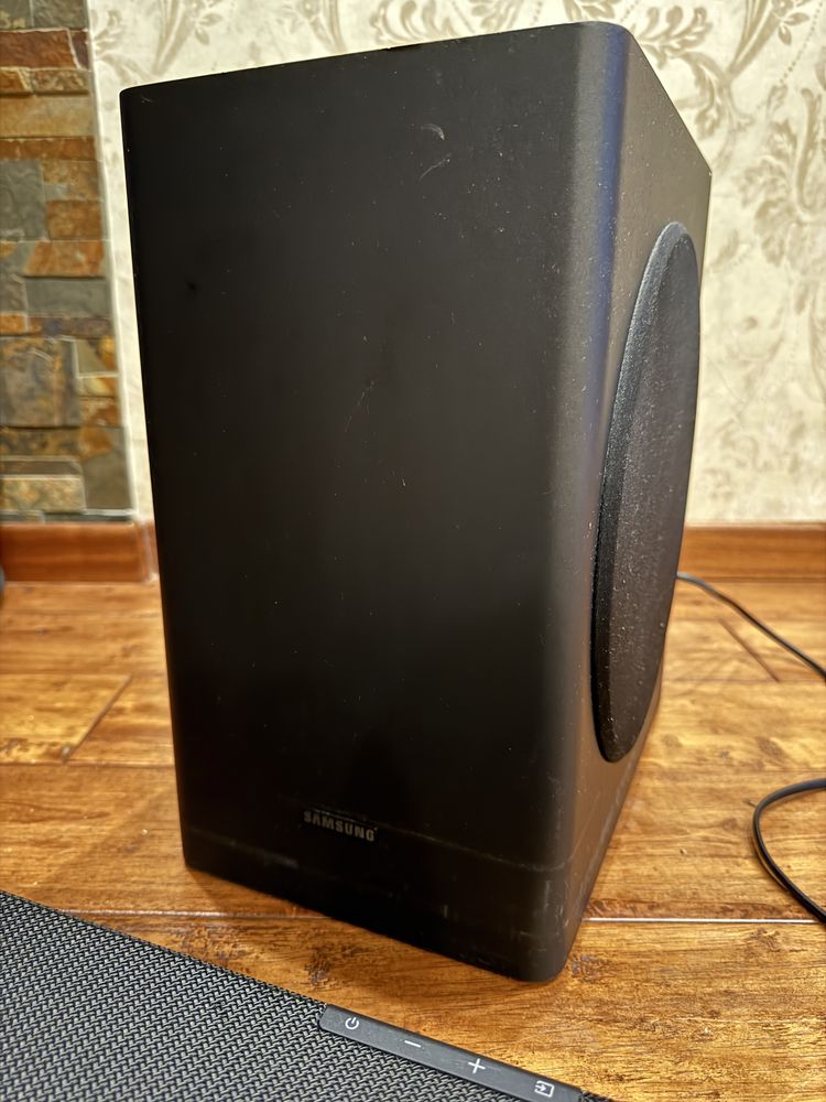 Продаю саундбар Samsung HW-Q70T (3.1.2, 330 Вт, Dolby Atmos)