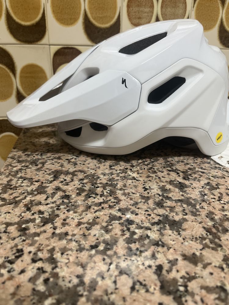 Capacete de btt novo sem qualquer risco