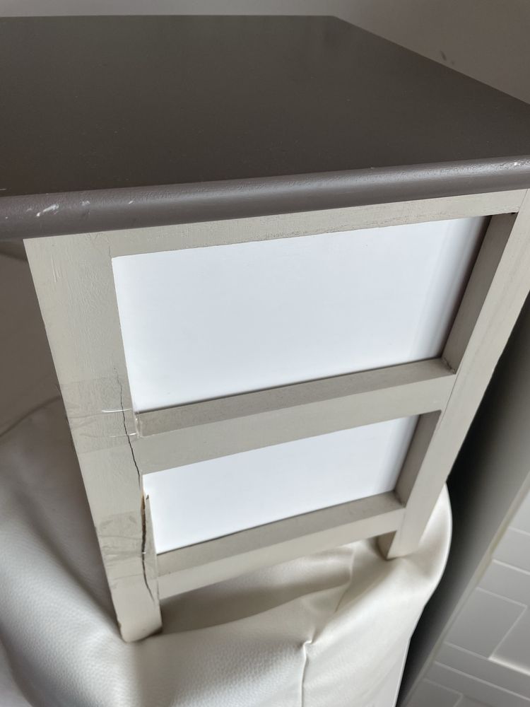 Mesa pequena de arrumos