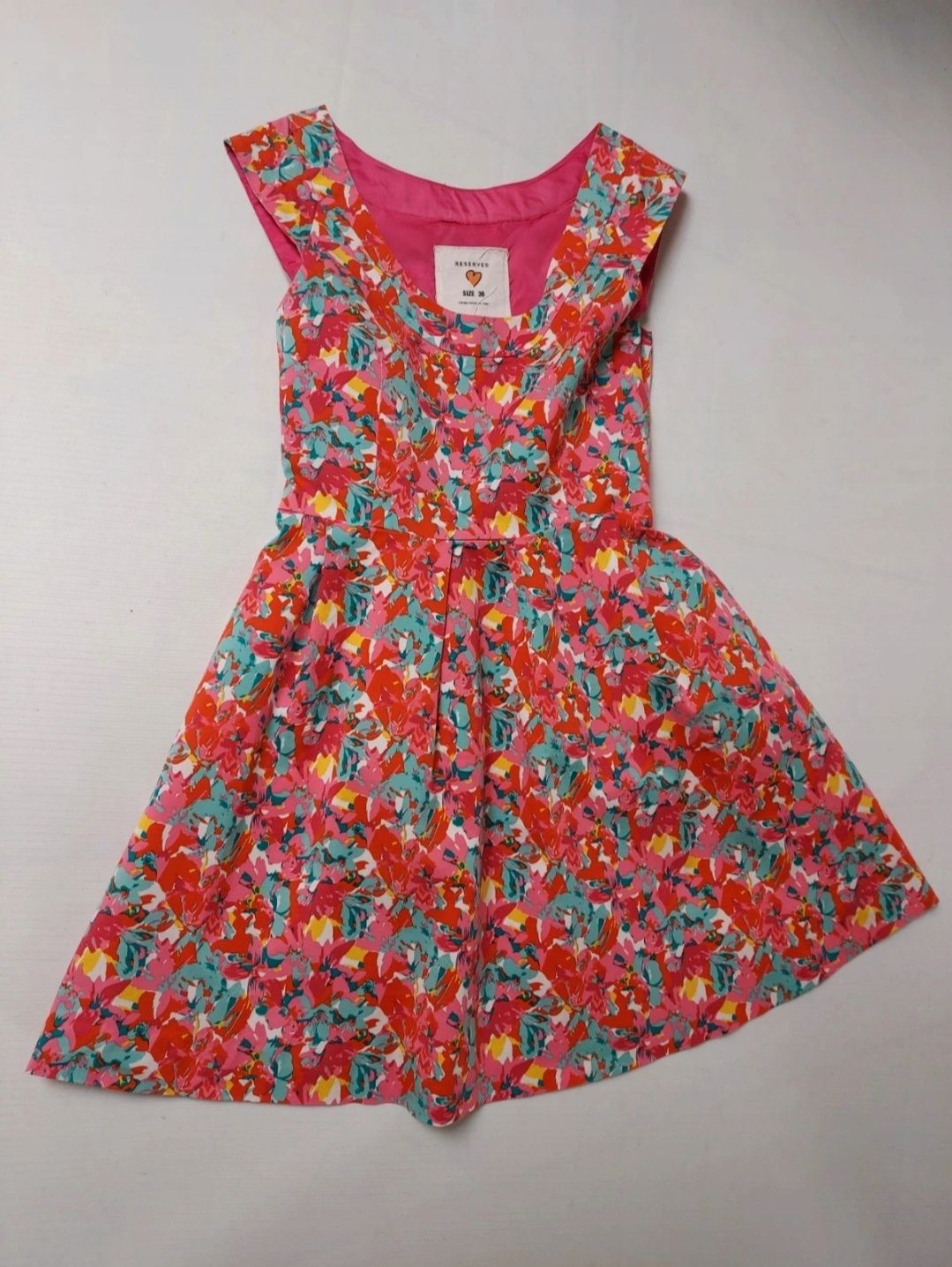 Kolorowa sukienka w kwiatki rozkloszowany dół  bawełna Reserved