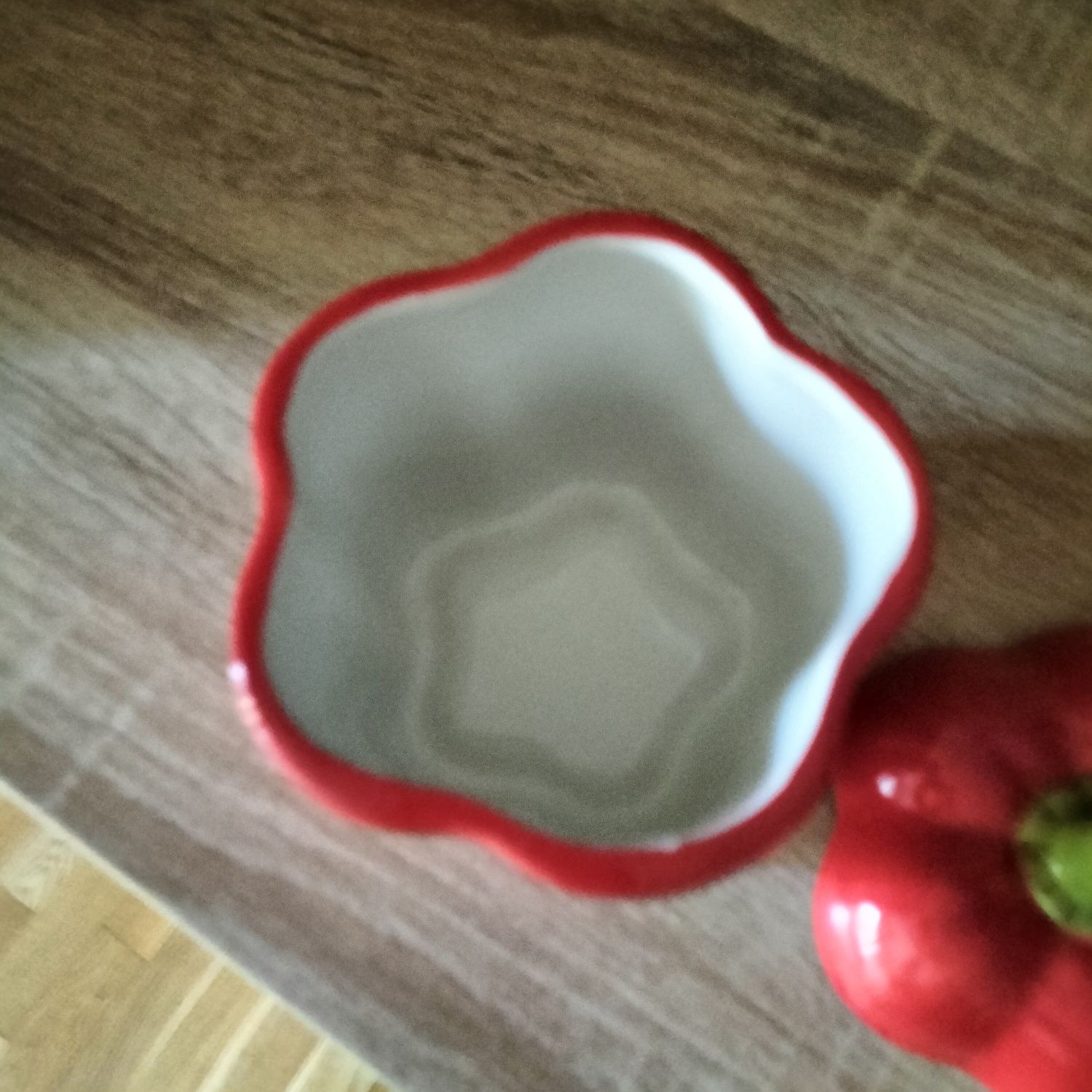 Nowy pojemnik z przykrywką Sinsay