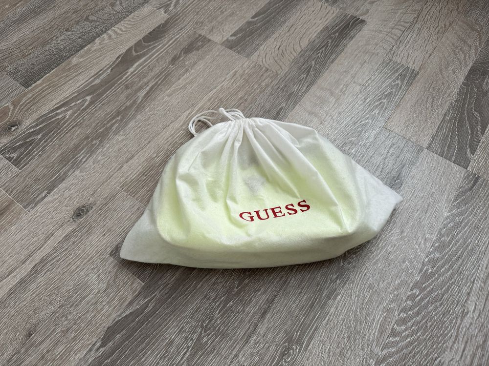 Продам сумку оригінал Guess Paris салатового кольору