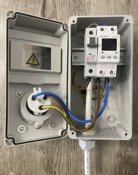 Щит для зарядки електромобіля з дод. розеткою (230В_Ком 7,3 кВт+2 кВт)