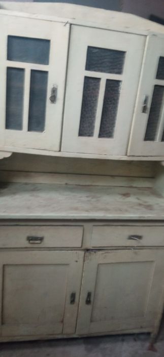 Stary kredens z PRL-u