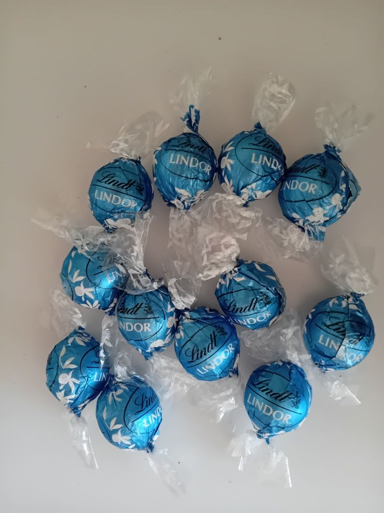 Praliny Lindt Lindor Biała Czekolada Z Ciasteczkami 500g Na Wagę.