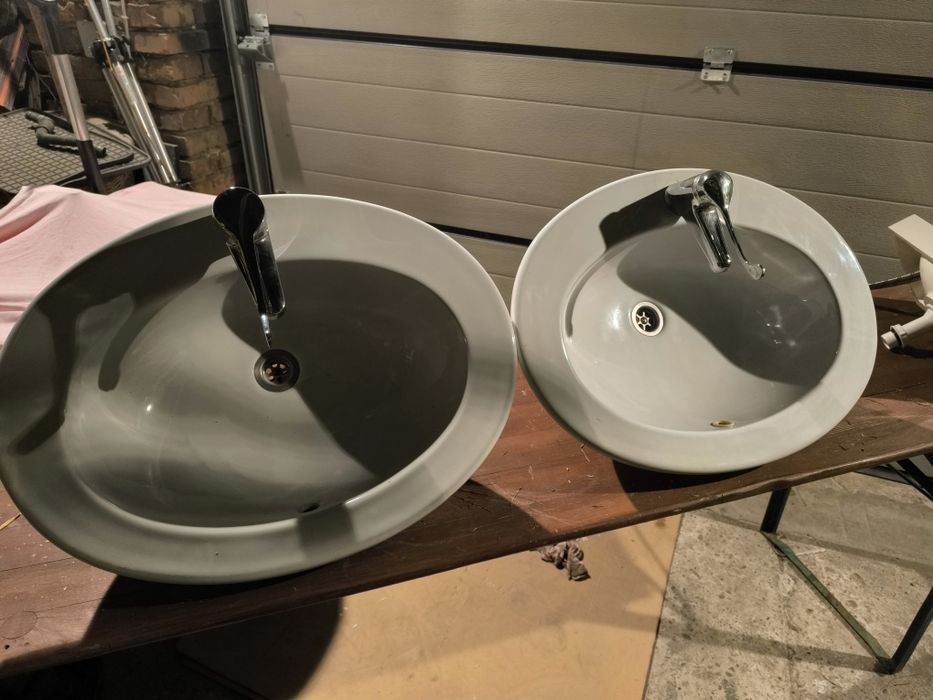 Umywalki na nablatowe z bateriami