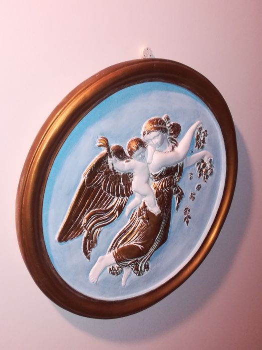 Medalhão de gesso pintado com rebordo dourado