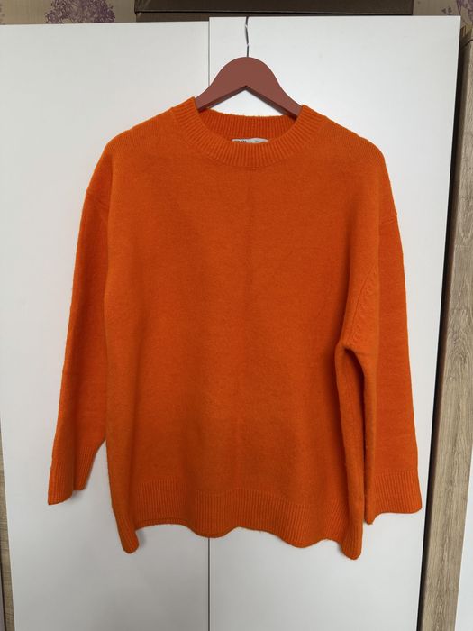 Светр, оранжевого кольору!