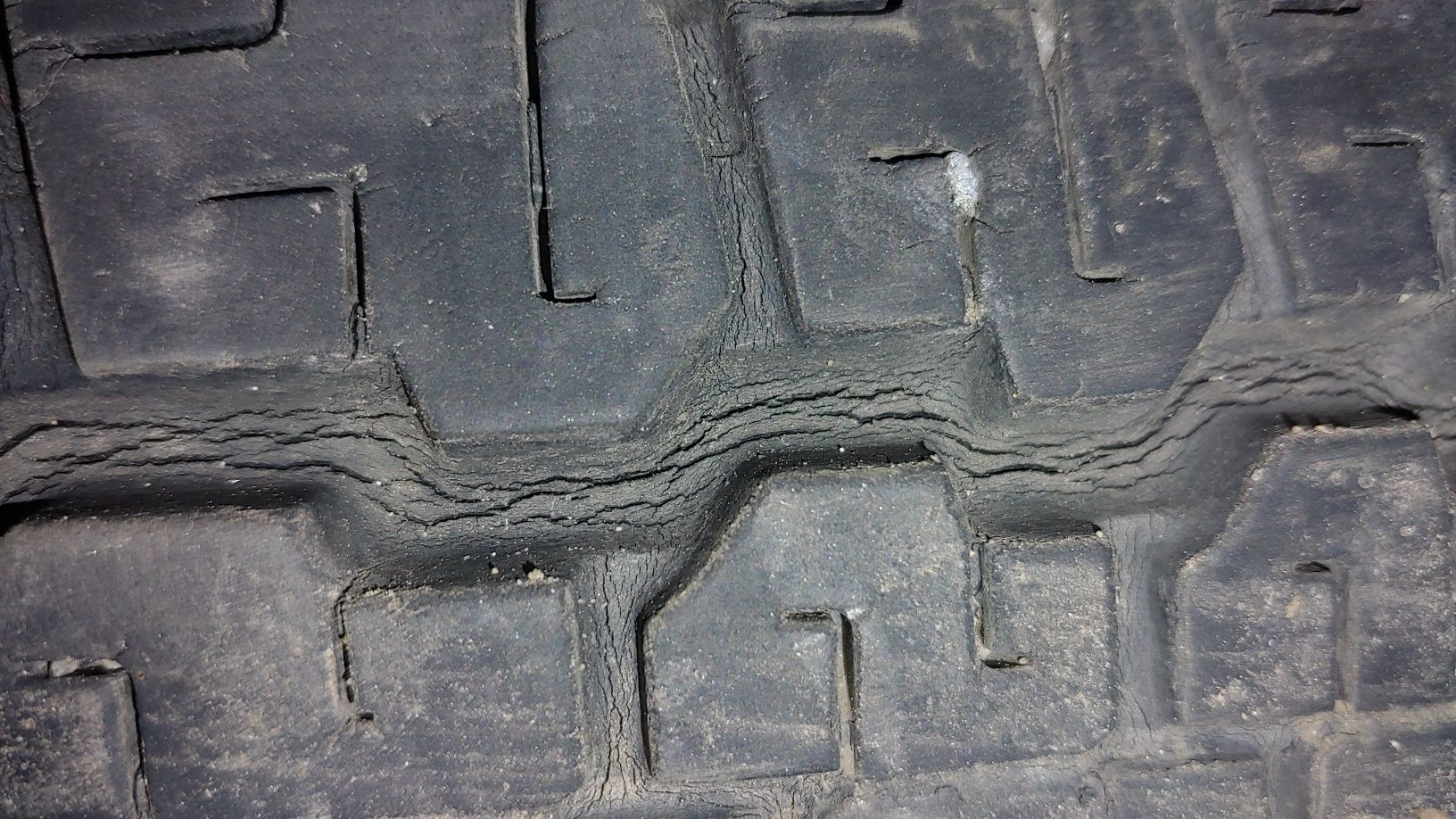 Всесезонная резина Bridgestone Dueler 245/70 R16, протектор 7 мм