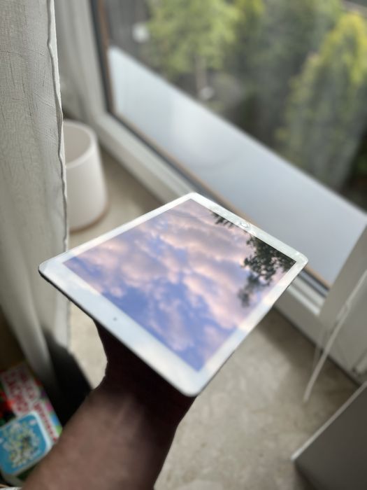 Tablet Apple AiR 2 32 GB model A1566 Port Ładowania Uszkodzony