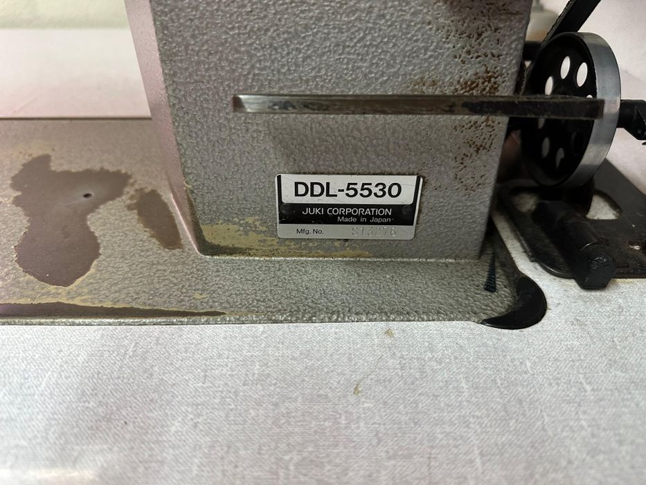 JUKI Maquina de corte e costura e de corte recto