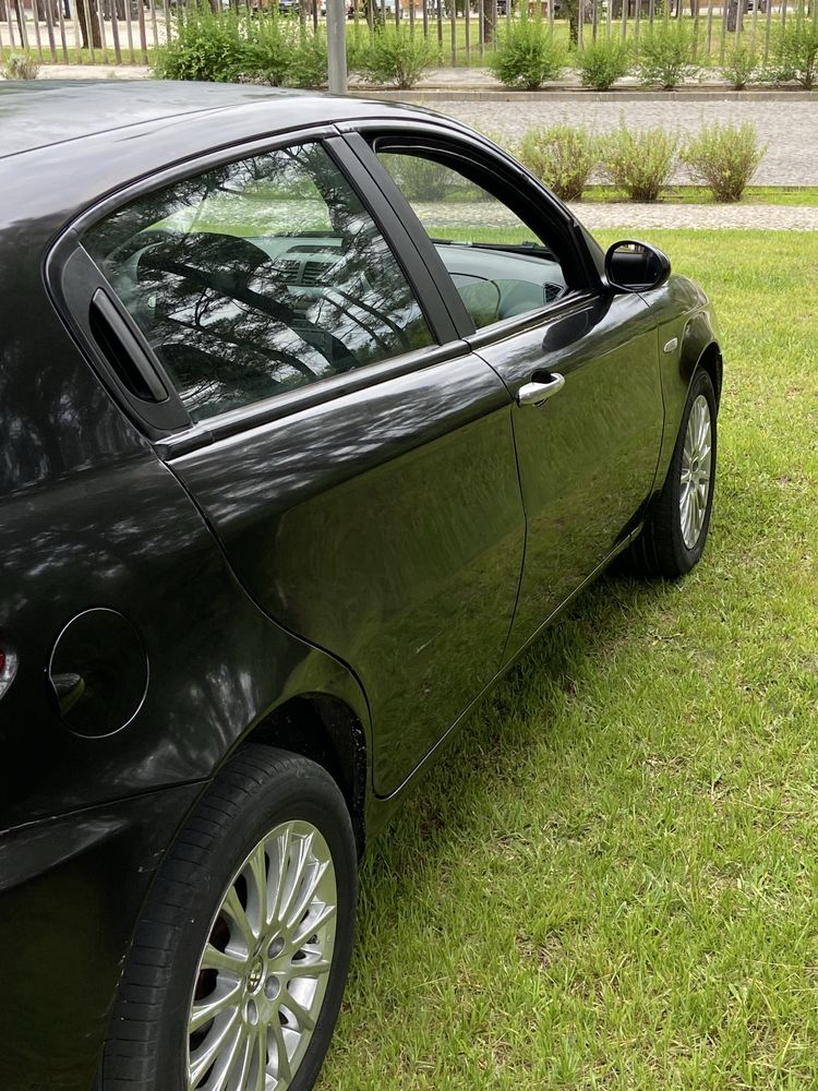 Alfa Romeu 147 do ano 2006 tem 174mil km ( Em muito bom estado )
