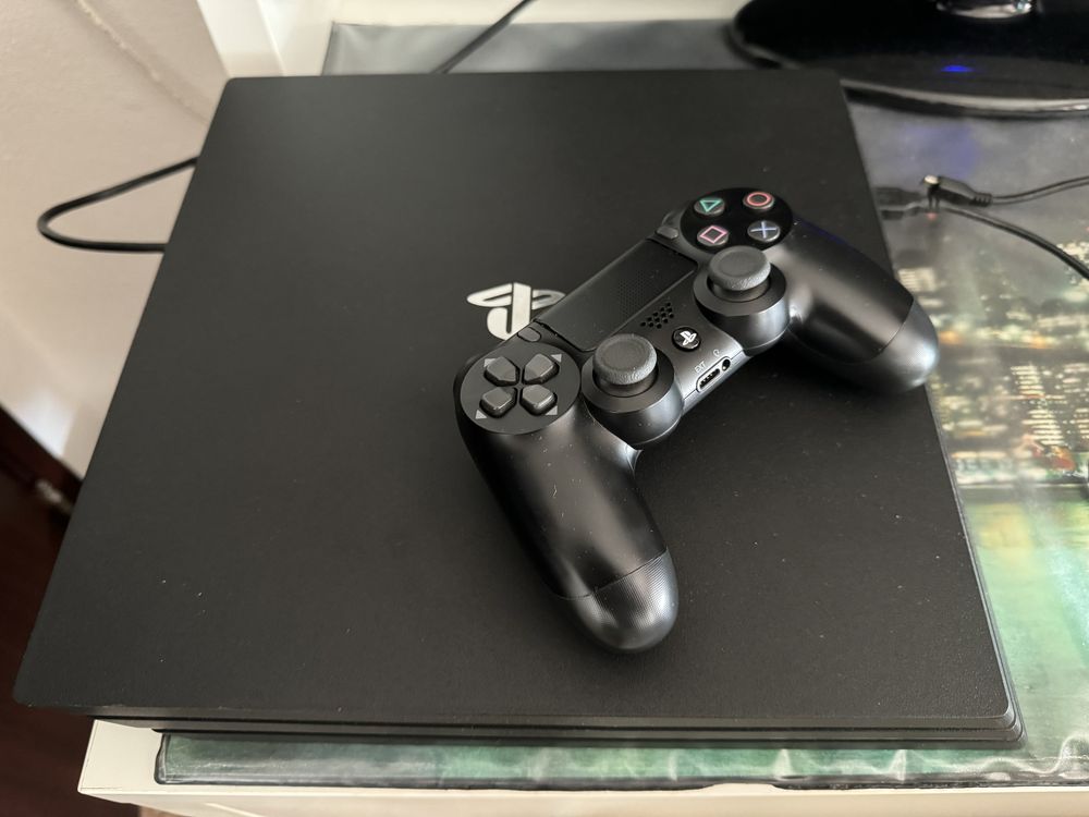 PS4 Pro 1Tb Usada