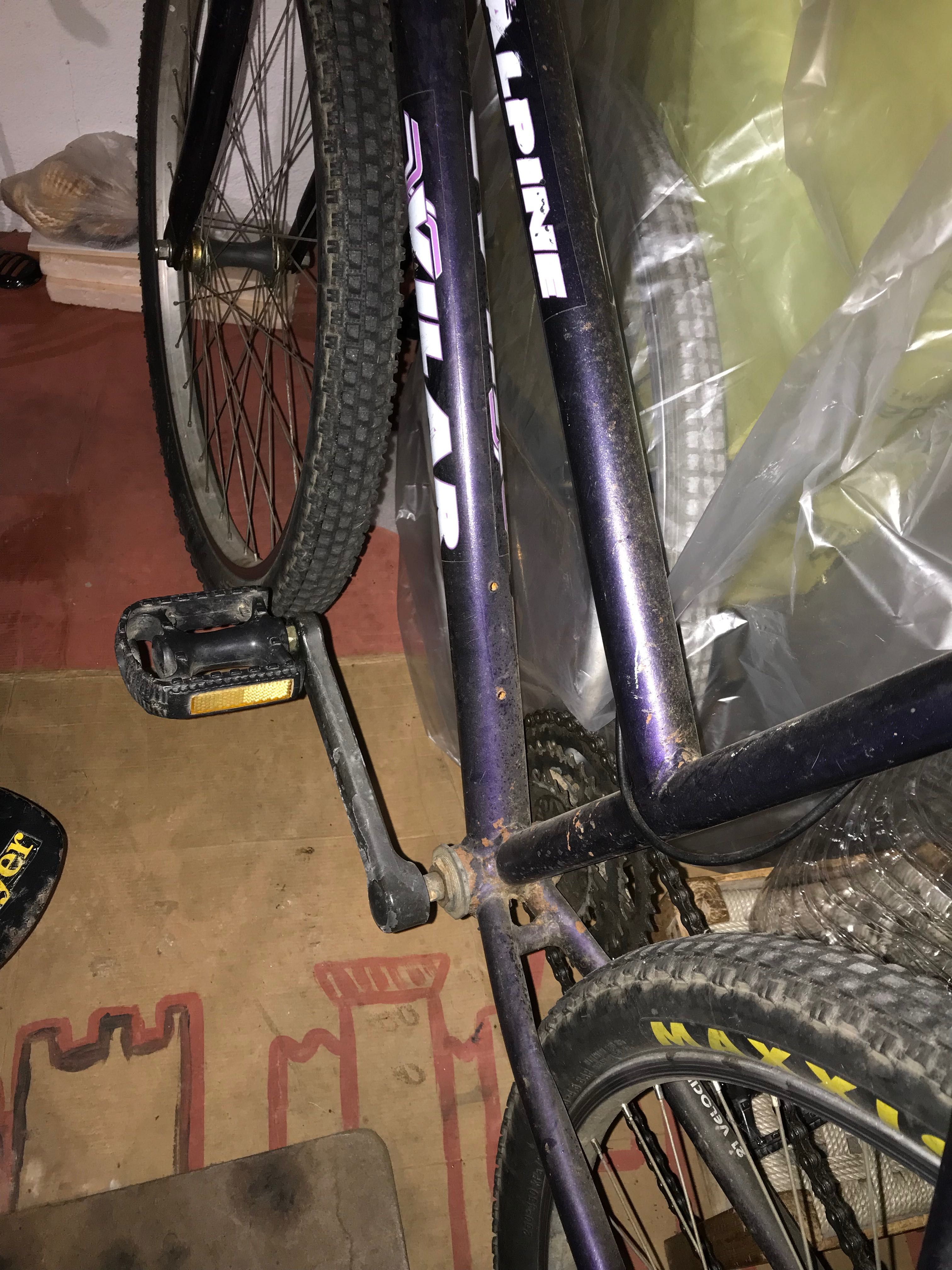 Bicicleta para desocupar. Não tem mudanças.