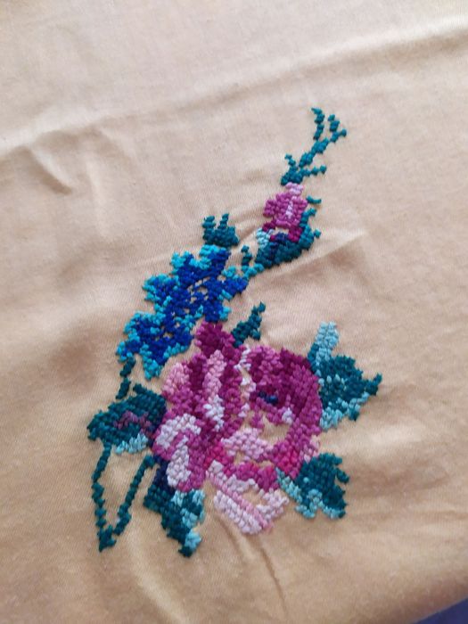 Вишита скатертина