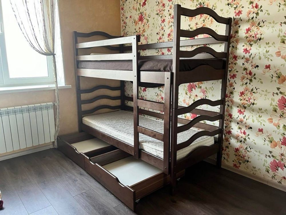 Двоярусне деревʼяне ліжко з матрацами 200х90 та ящиками