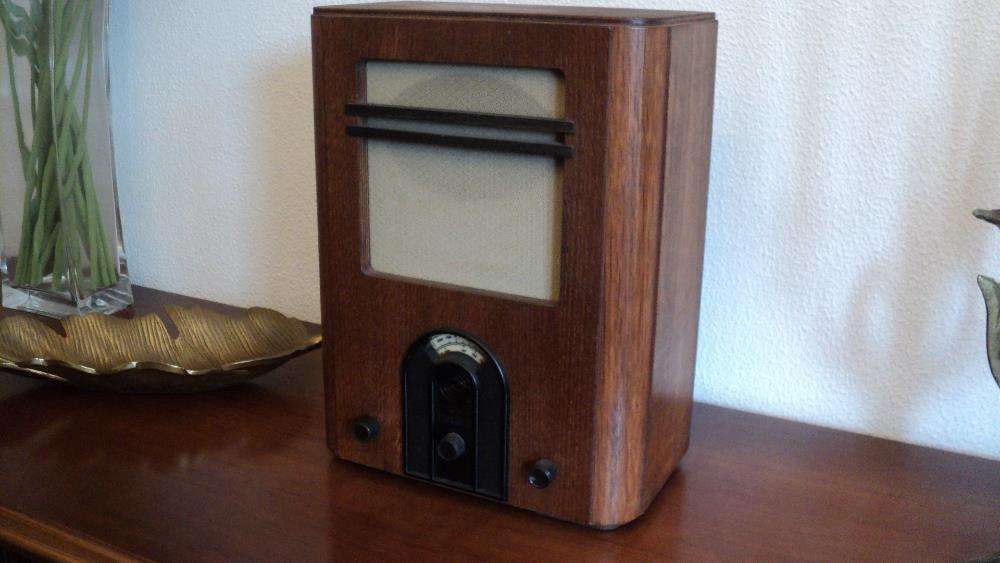 Radio antigo de madeira dos anos 70-80 - a tocar bem