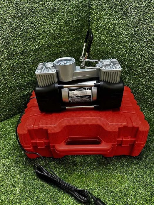 Двухпоршневой компрессор автомобильный  в кейсе с набором для ремонта