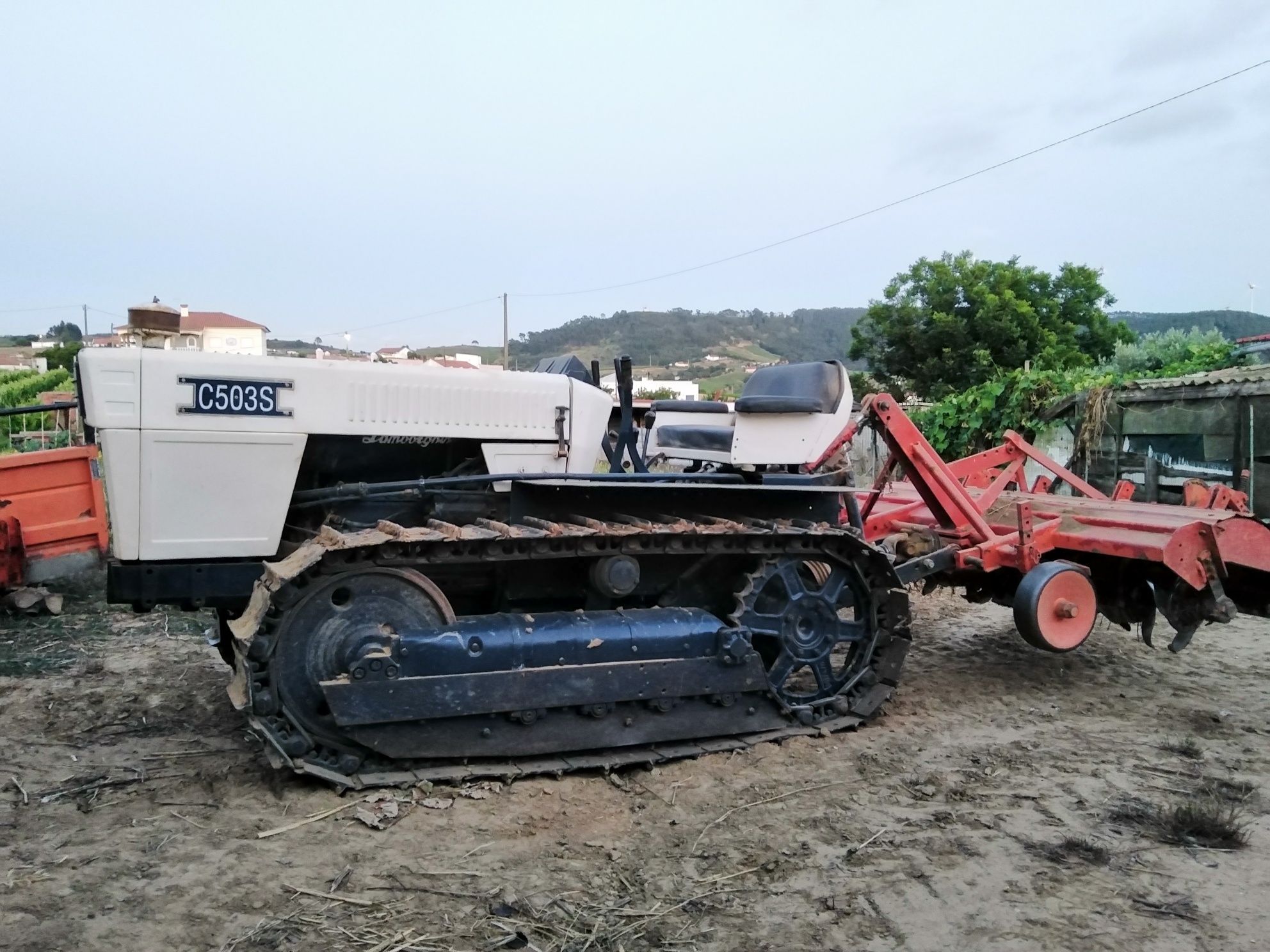 Trator de rastos lamborghini