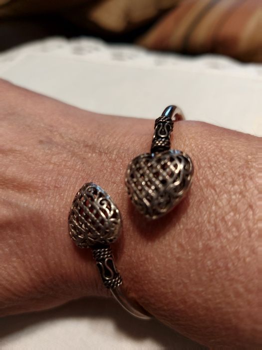 Pulseira elegante c/ corações rendilhados.