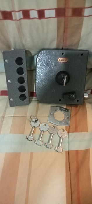 Fechadura de porta como nova com 5chaves