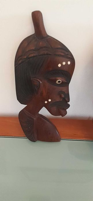 Caras Africanas em madeira artesanais.
