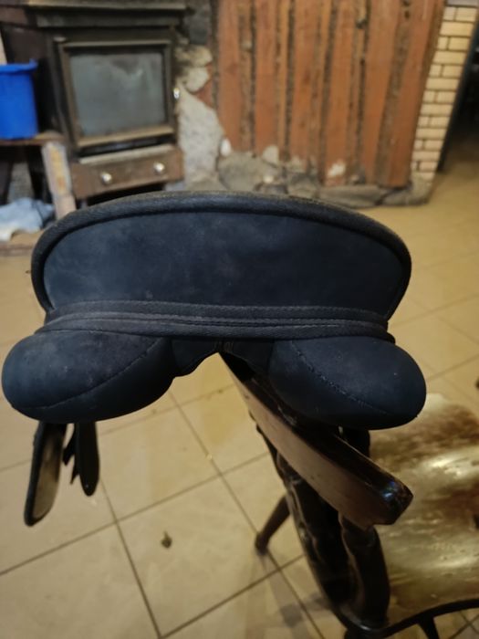 Syntetyczne siodło na konia