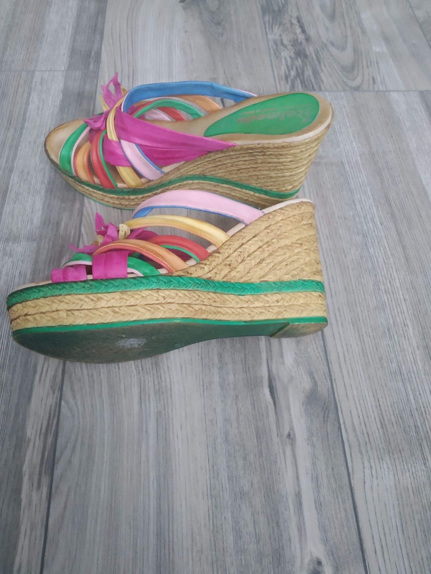 Skórzane, kolorowe sandały na koturnie