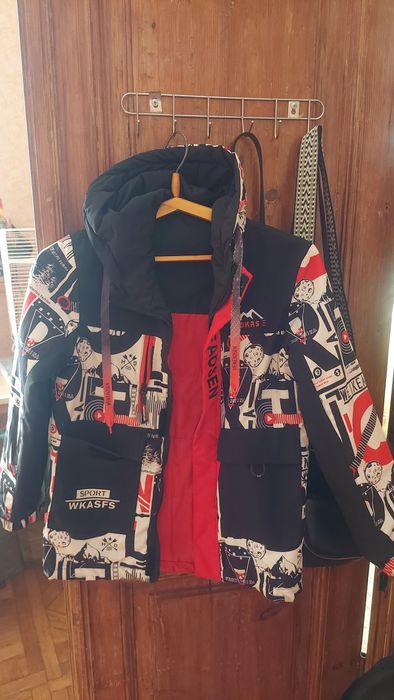 Стильна та практична куртка, створена спеціально для активних підлітка