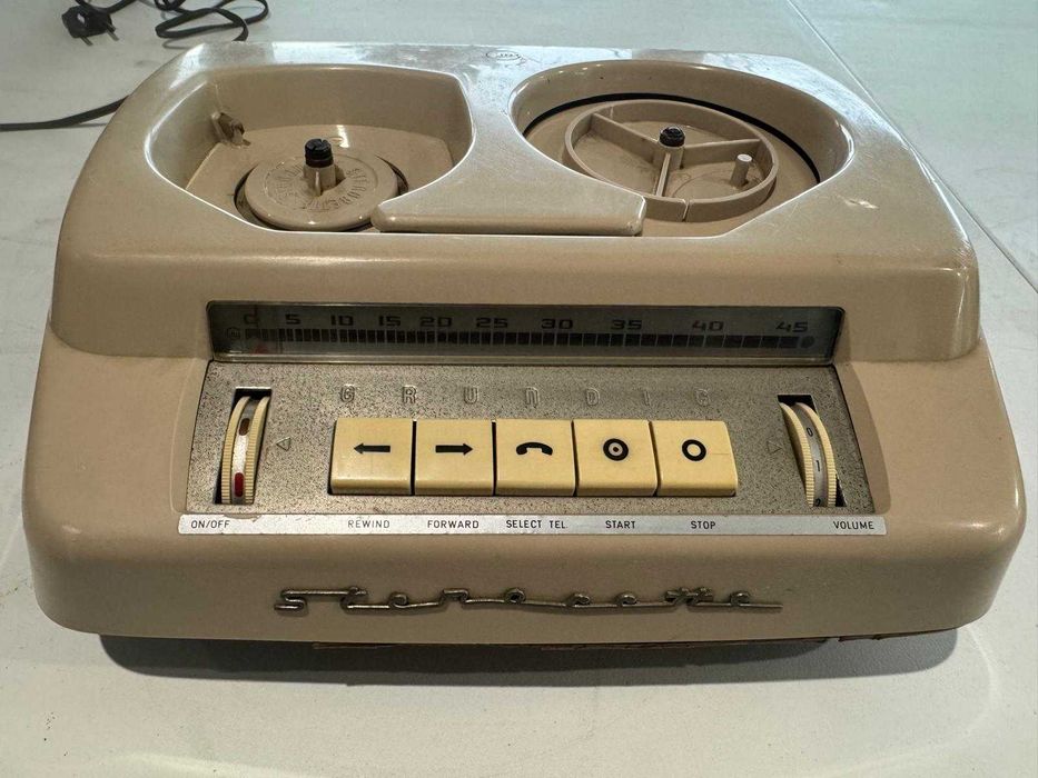 Gravador de bobinas (reel-to-reel) GRUNDIG Stenorette.