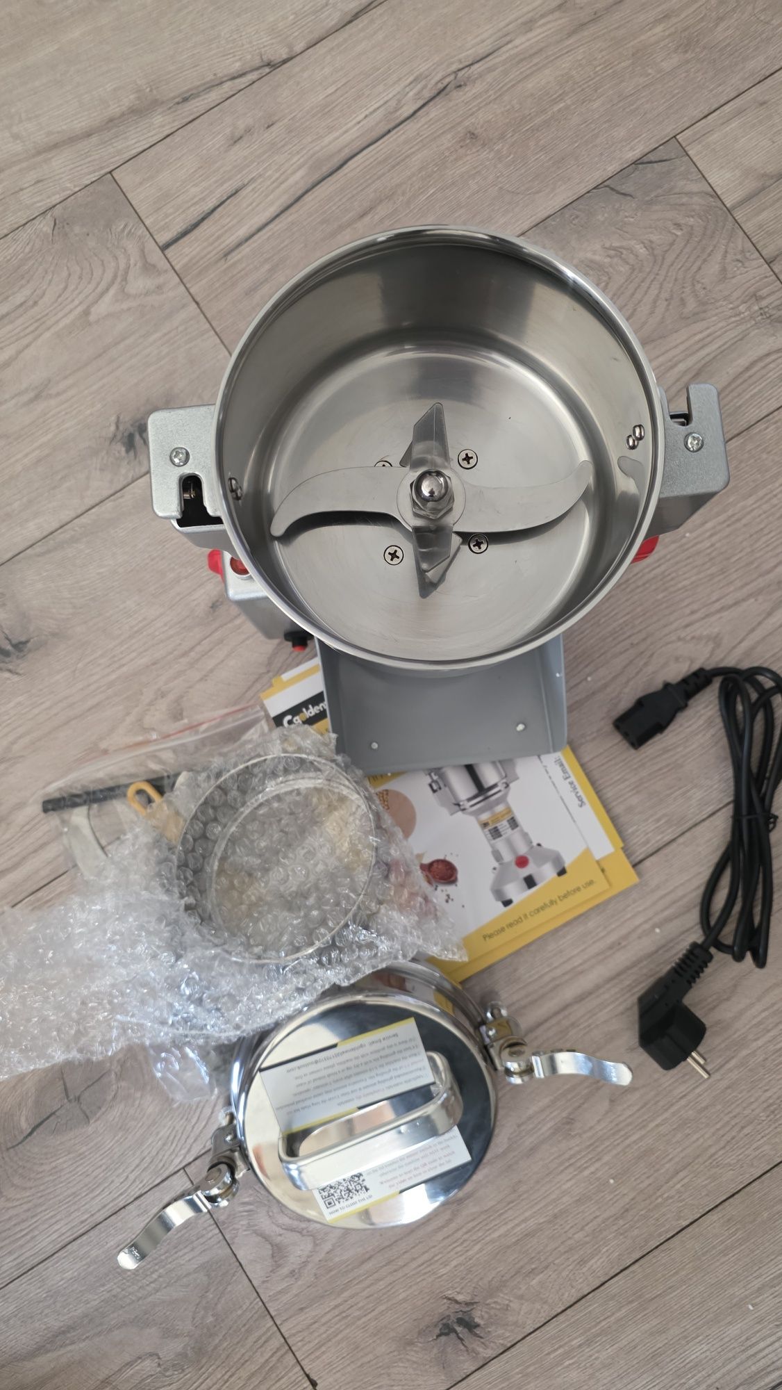 CGOLDENWALL Elektryczny młynek do zbóż, 700 g