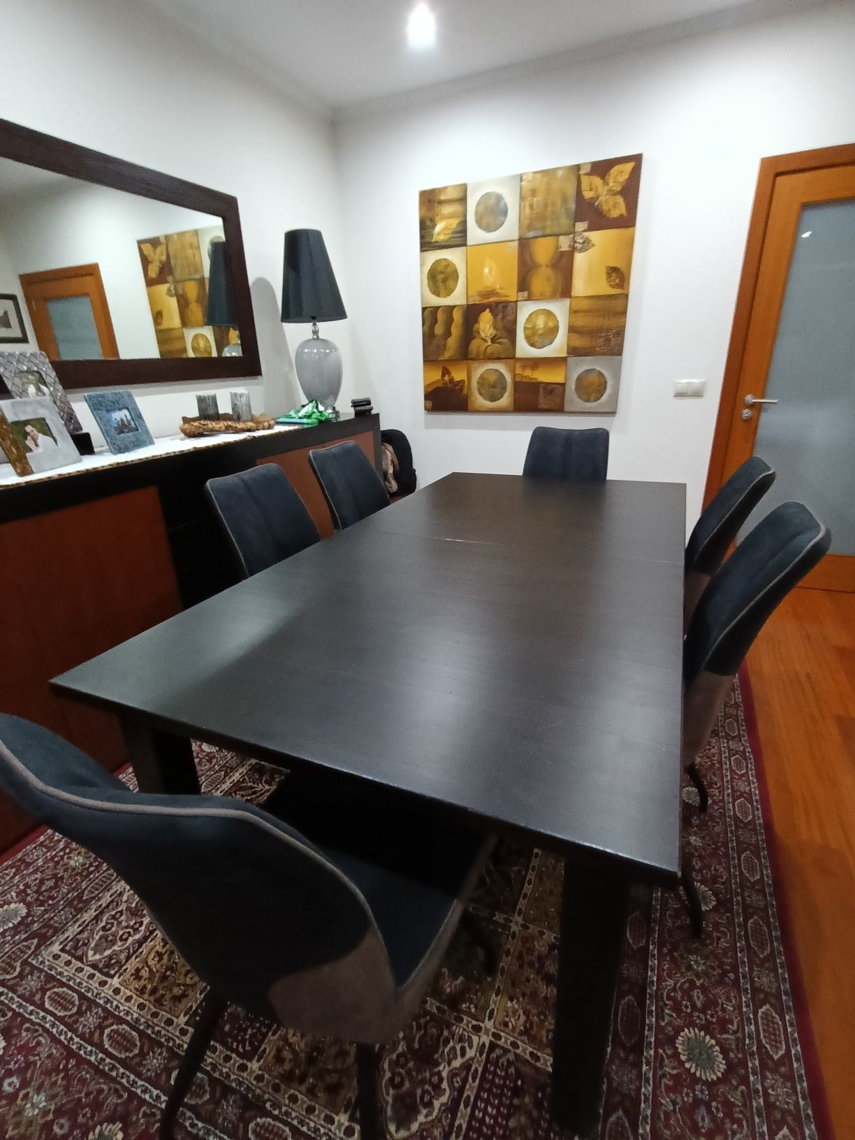 Mesa IKEA usada, com marcas de uso
