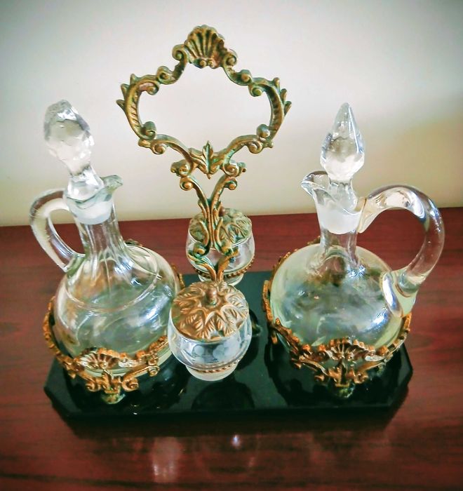 Galheteiro de metal antigo