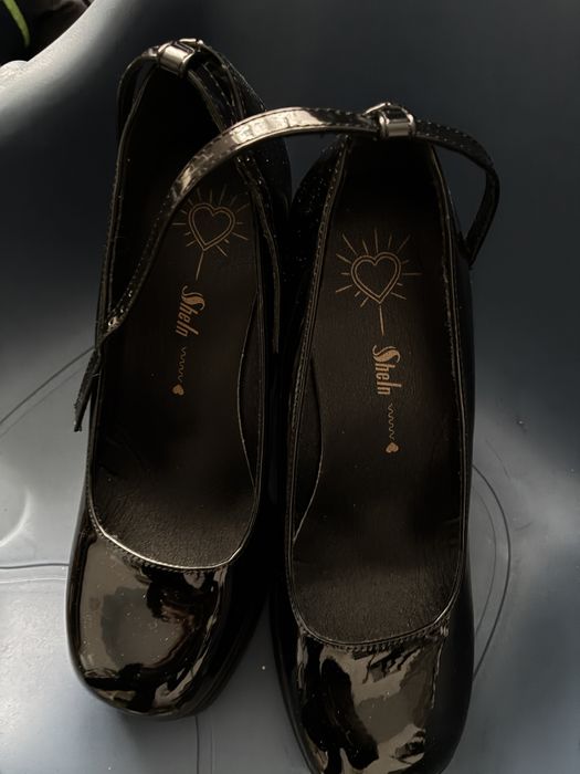 Lakierowane czarne buty na platformie