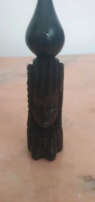 Bustos Artesanato africano em pau preto.